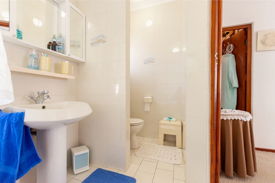 5 Bedroom Property for Sale in Middedorp Western Cape